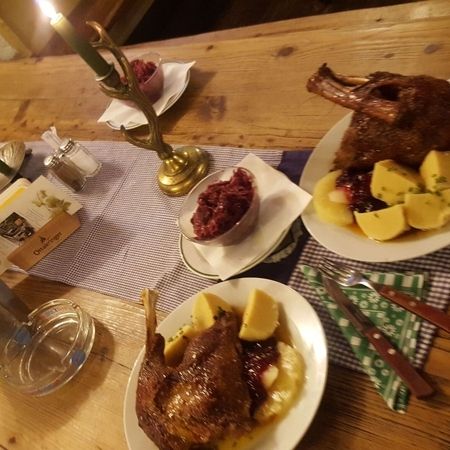 Frische Martinigansln mit Rotkraut, Erdäpfelknödl an Preiselbeerbirne