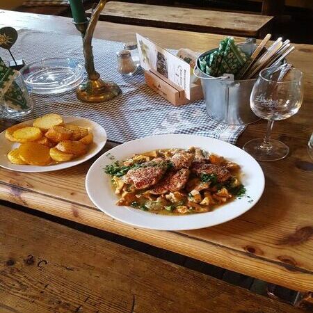 Schweinsmedaillon mit sautierten Eierschwammerl